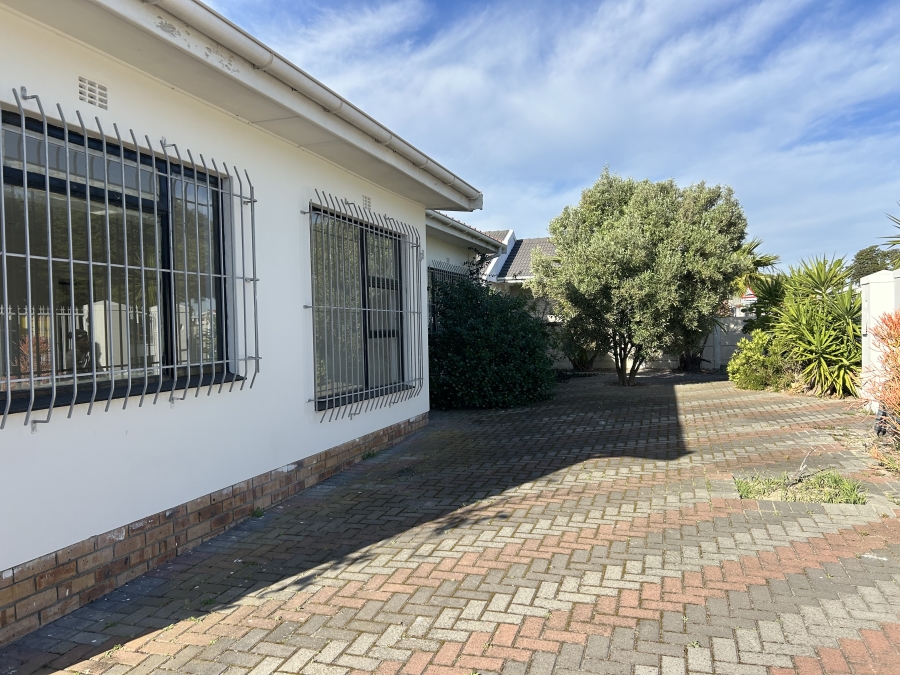 To Let 4 Bedroom Property for Rent in Bothasig Western Cape